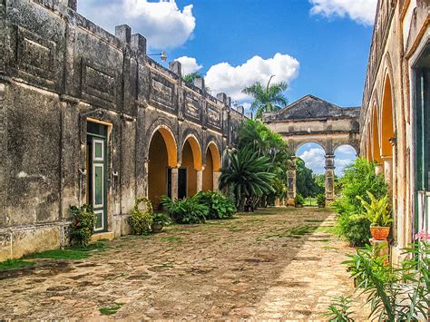 hacienda parrales|Los arcos del patio de la hacienda...